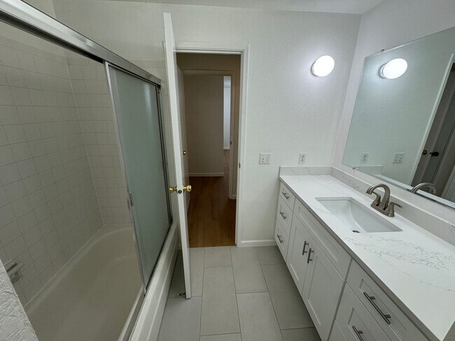 Building Photo - 1Bd/1Ba Redmond Condo