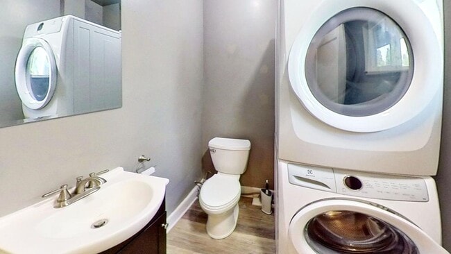 Building Photo - Large Home with Spiral Staircase in York Neighborhood!