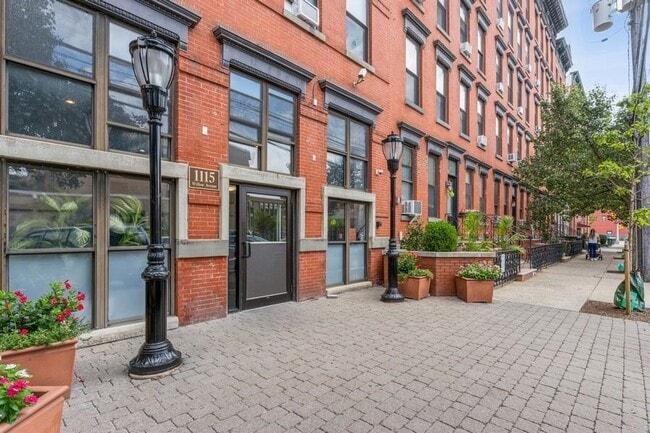 Building Photo - 1115 Willow Ave