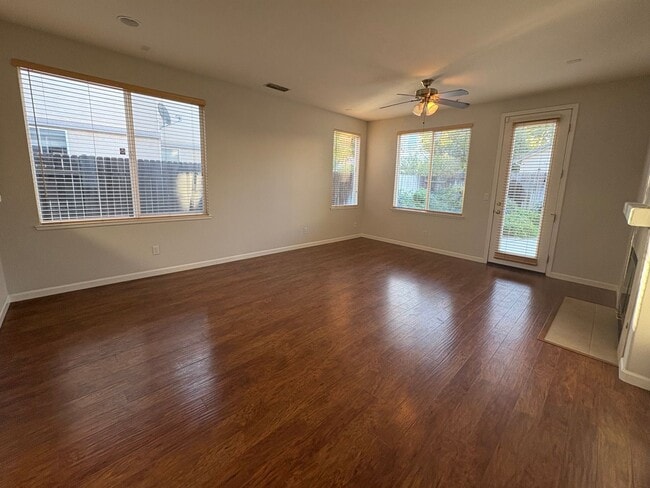 Building Photo - Beautiful 3 Bed 2.5 Bath Brentwood Home