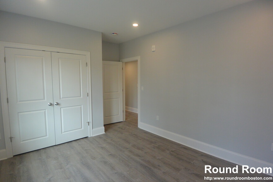 Building Photo - 120 Kenrick St