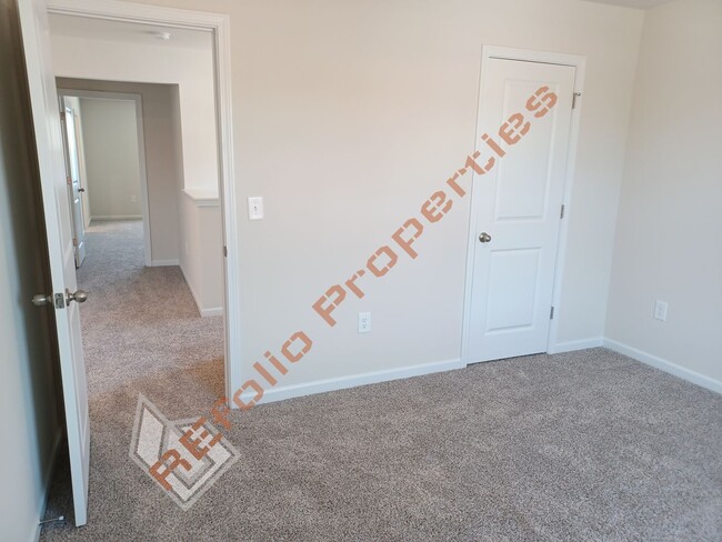Building Photo - Bright and Airy! 5 Bedrooms 3 Bathrooms Ho...