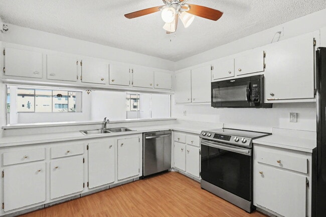 Building Photo - 8030 Hampton Blvd