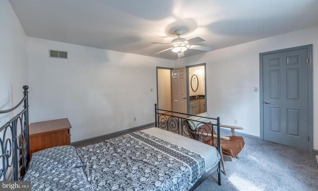 Building Photo - 211 Caravan Dr