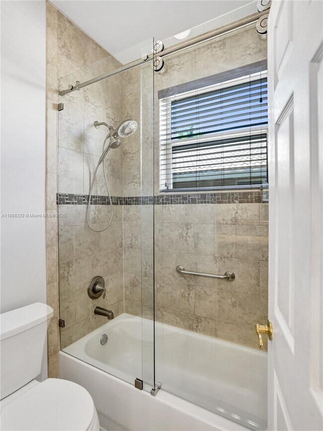 Building Photo - 2553 Jardin Manor