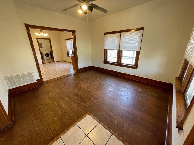 Building Photo - ADORABLE 2 BEDROOM 1 BATHROOM HOUSE IN CENTRAL NORMAN