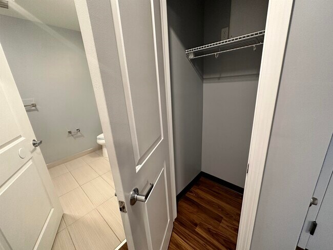 Building Photo - 52 E Ridge Dr