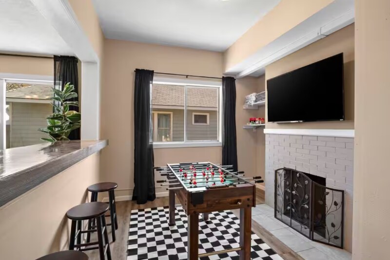 Building Photo - 719 E 9th Ave