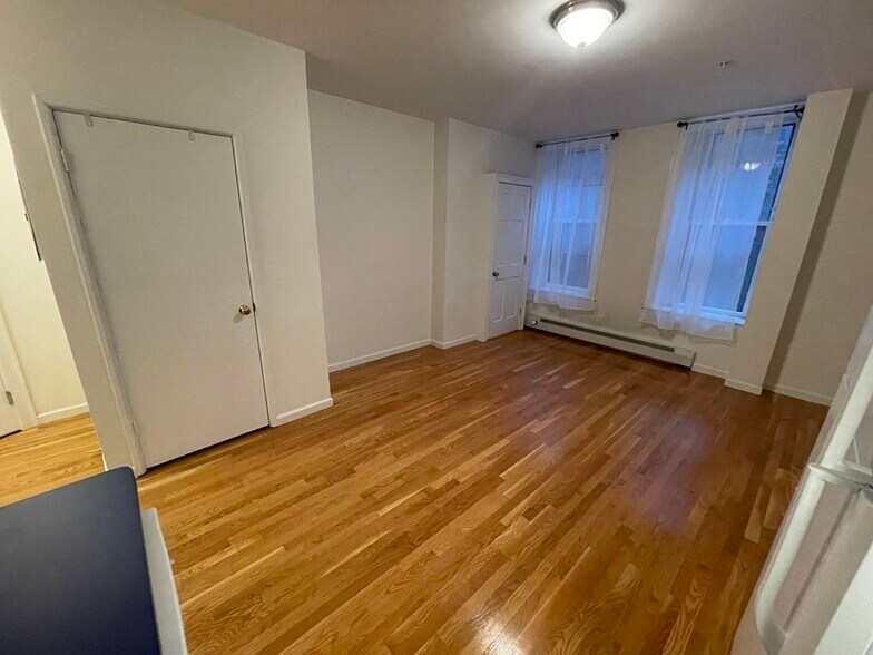 Building Photo - 483 Beacon St