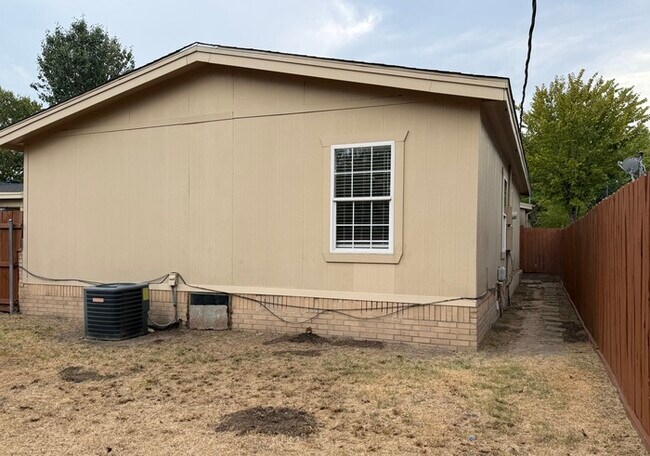 Building Photo - Cute property...