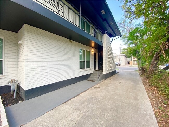 Building Photo - 4811 Live Oak St