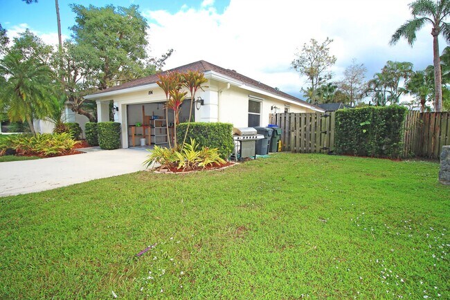 Building Photo - Spacious 4BR Pool Home on Quiet Cul-de-Sac in Wellington