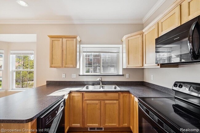 Building Photo - 22021 Parkview Dr