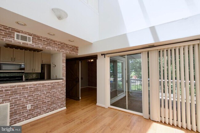 Building Photo - 3377 Lakeside View Dr
