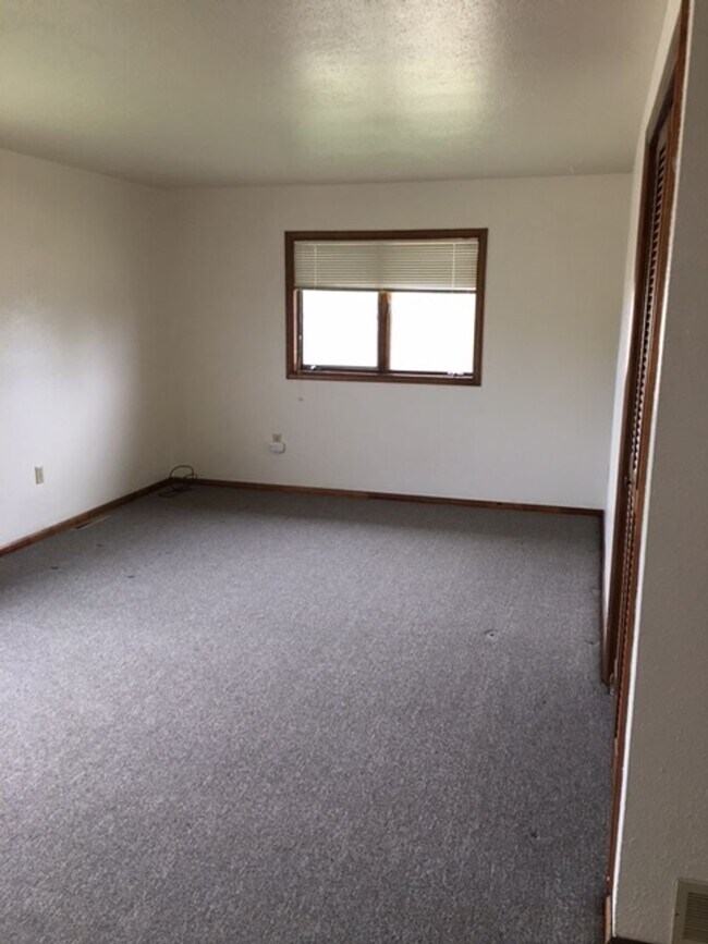 Building Photo - 102 E Cascade Ave