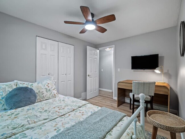 Building Photo - 5012 Hollyview Dr