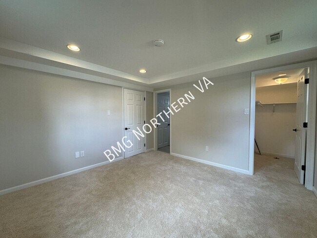 Building Photo - 1109 Hillcrest Dr SW