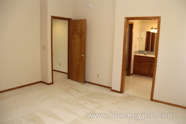 Building Photo - 4 Bed, 3 Bath Home w/ 1 Bed and 1 Full Bath on Main Near Bethany/Rock Creek