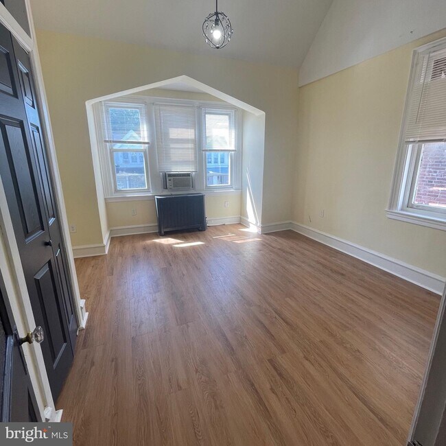 Building Photo - 709 S 59th St