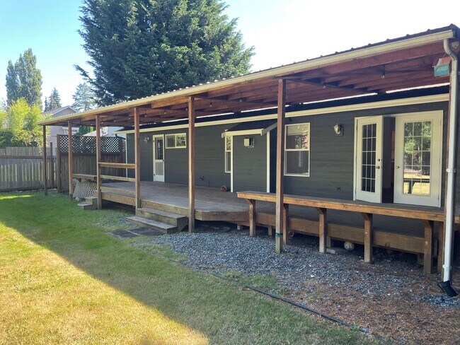 Building Photo - Single Level Holmes Harbor Charmer!