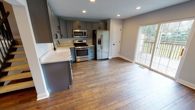 Building Photo - Modern 3-Level Townhome in Monaca – 2 Bed,...