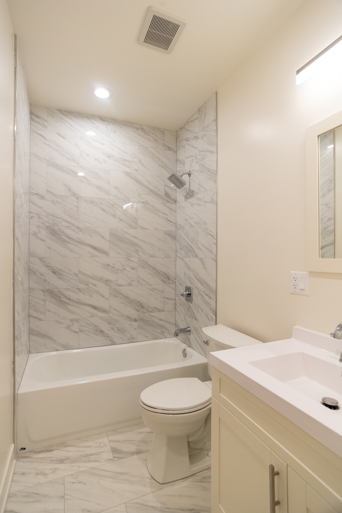 Building Photo - 652 W Gordon Ter