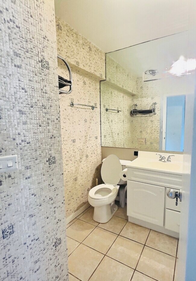 Building Photo - 1255 N Sandburg Terrace