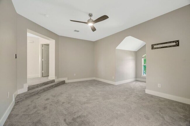 Building Photo - "Stunning 4-Bedroom, 2.5 Bath Oasis with P...