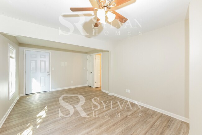 Building Photo - Prepare to fall in love with this 3 bedroom, 2 bathroom home