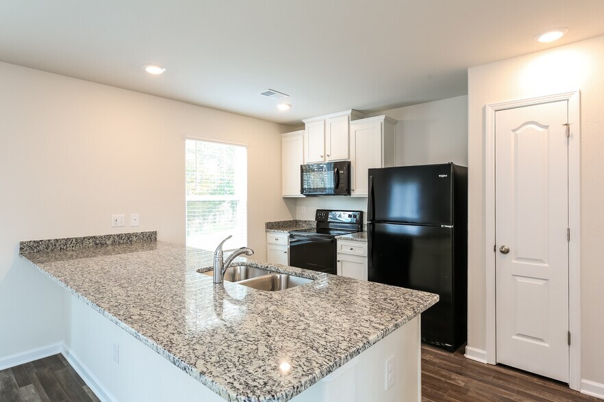 Building Photo - 2094 Southlea Dr