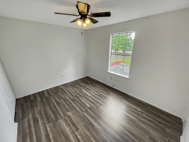 Building Photo - Charming 3 bedroom 1.5 bath townhome in Hi...