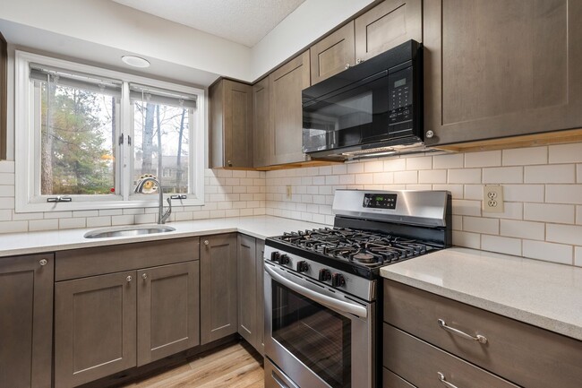 Building Photo - LEASE THROUGH JUNE 30- 1 Bed 1 Bath End To...