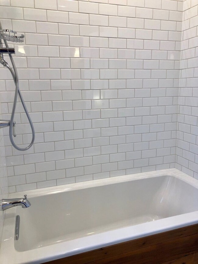 Building Photo - Remodeled 2 Bedroom 1 Bath Home in Downtow...