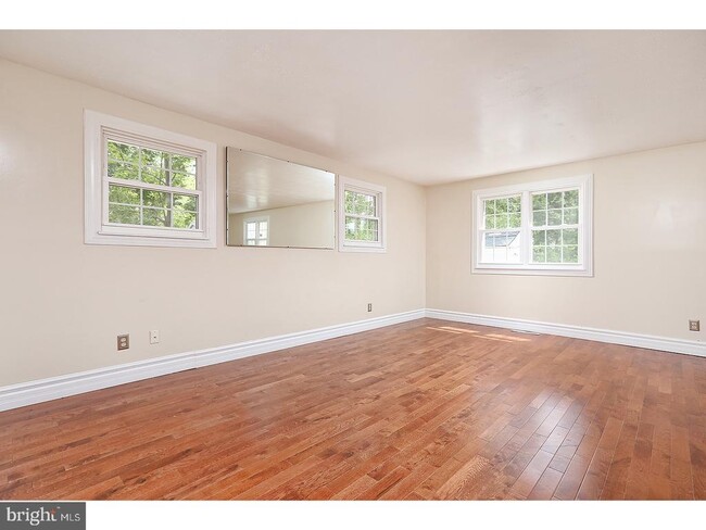Building Photo - 923 Forbes St