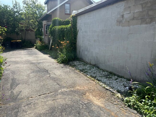 Building Photo - 306 N 71st St
