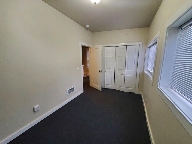 Building Photo - 7 Bed/2 Bath Unit in a Nice Duplex near UW Campus