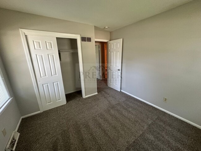Building Photo - 4 bd/1.5 ba  house Rent $1475 -11808 Small...