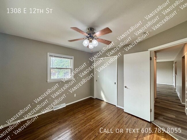 Building Photo - 1308 E 12th St