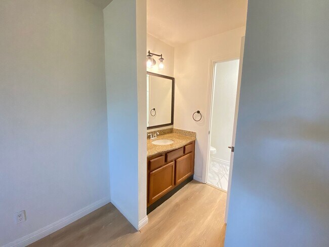 Building Photo - *Special* Charming 2 bedroom 2 bathroom Condo in Oceanside!