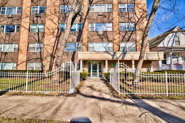 Building Photo - 1930 W Estes Ave