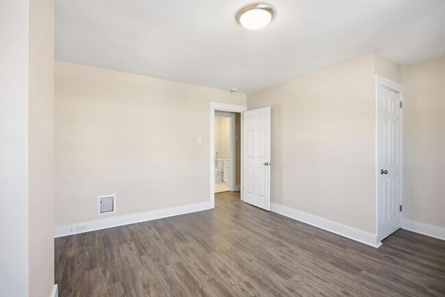 Building Photo - Charming Updated 2BR Home with New Flooring & Rear Porch