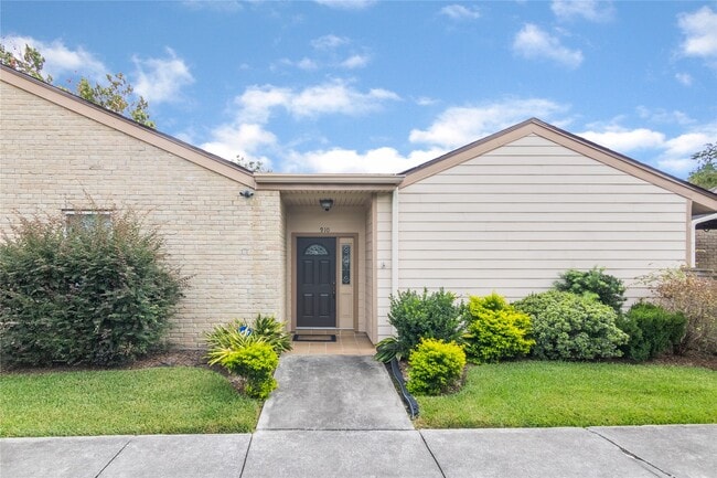Primary Photo - 910 Fleetwood Pl Dr