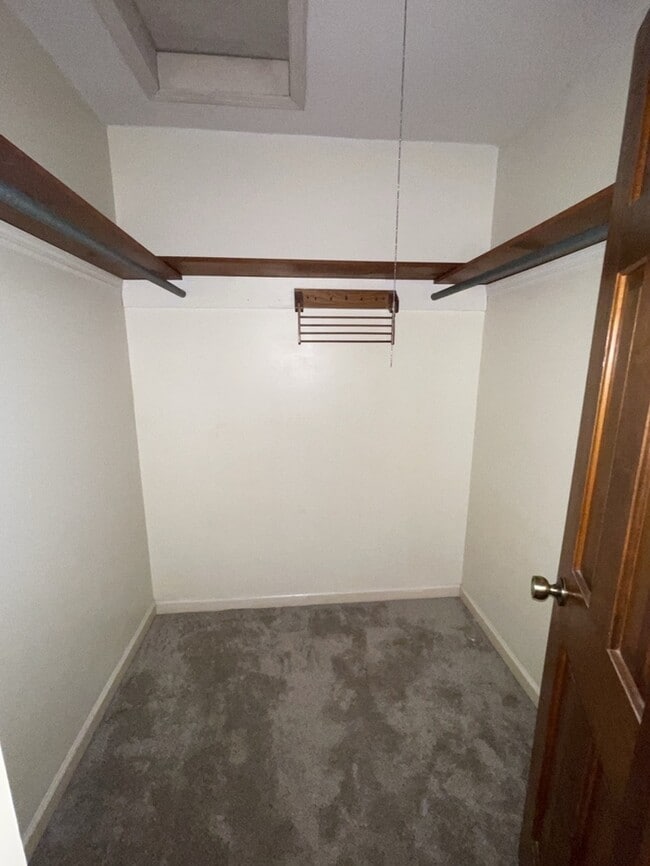 Building Photo - 3 Bedroom 2 Bathroom