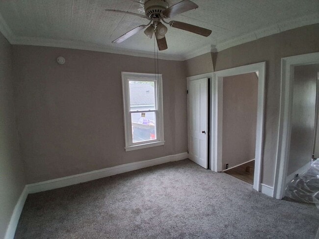 Building Photo - 4 Bedroom single family house