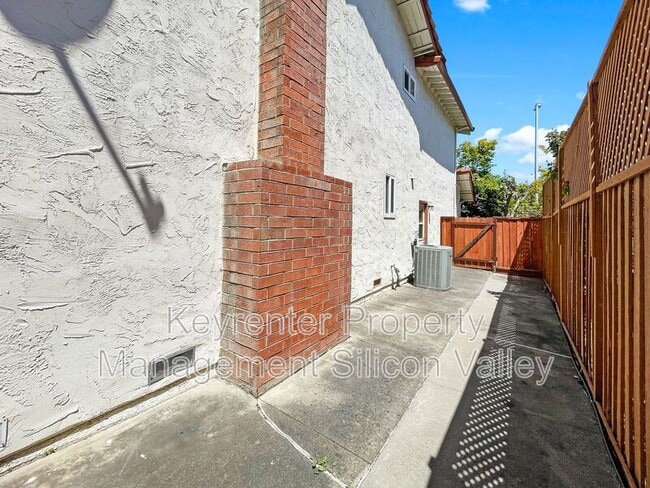 Building Photo - 1293 Knollview Dr