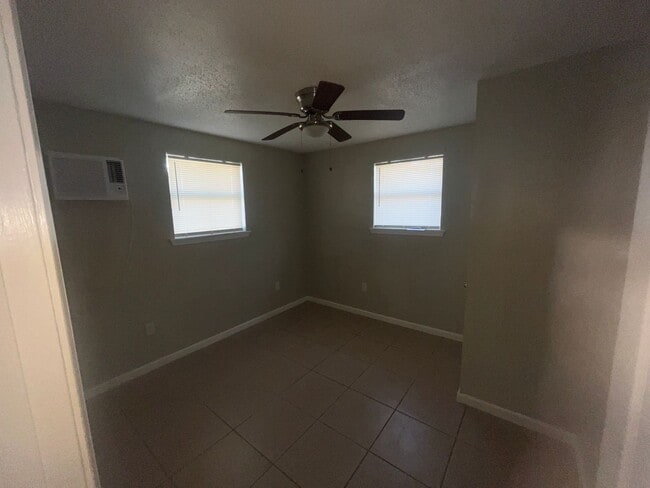 Building Photo - 3025-3027Lauss