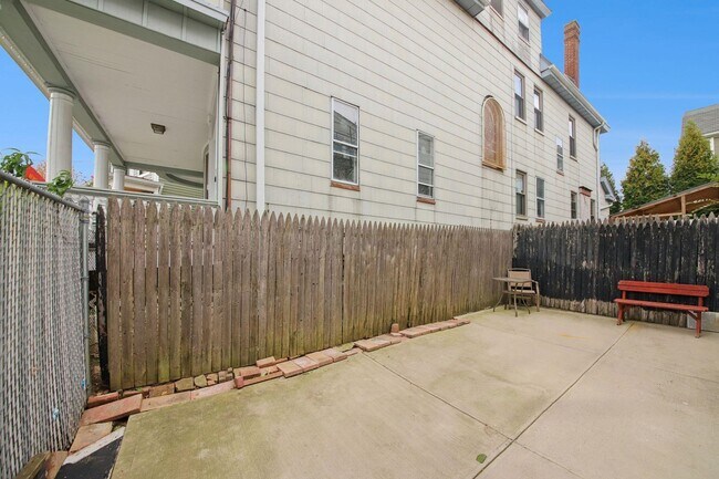 Building Photo - 13 Carlton Ave