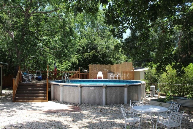 Building Photo - 1252 Live Oak Dr