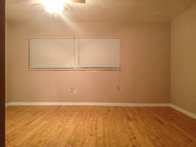 Building Photo - 1211 Amble Ln