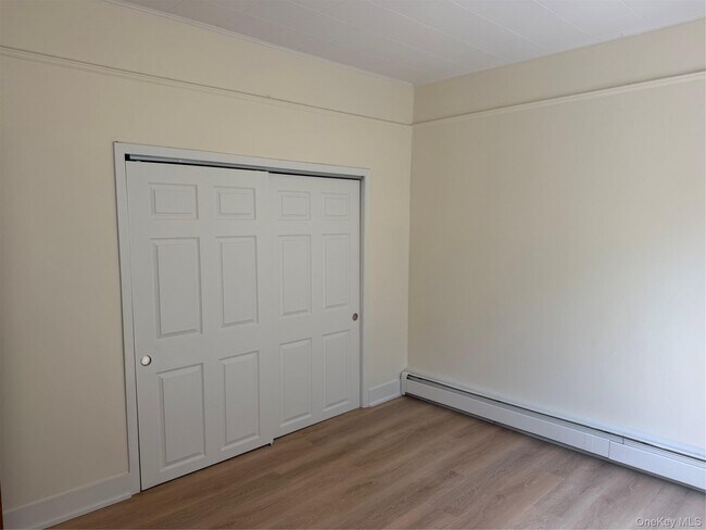 Building Photo - 572 Warburton Ave